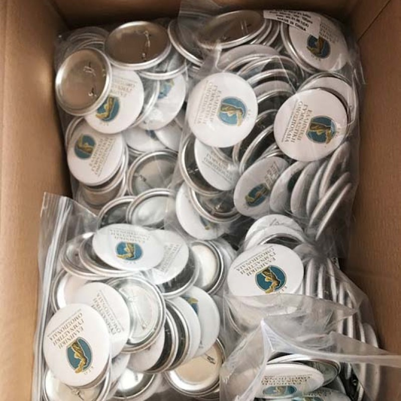 Κονκάρδες με Καρφίτσα Μεταλικές Με Εκτύπωση το Σχεδιο σας κωδ.02006