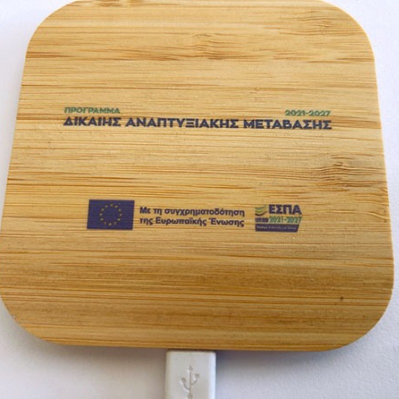 Wireless charging pad with 2 USB port 2.0 hubs in bamboo  Με Χάραξη το Σχέδιο σας Κωδ. 09698-535